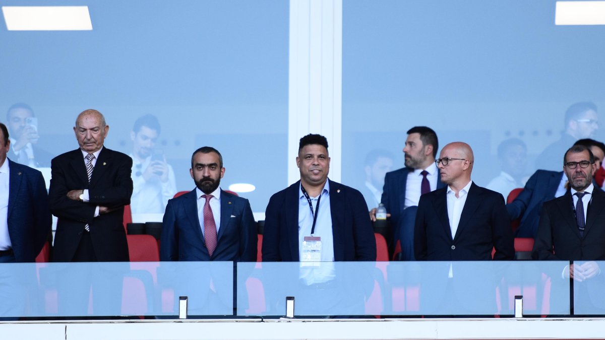 Mohamed El Assy con Ronaldo Nazário en el palco del Mediterráneo.