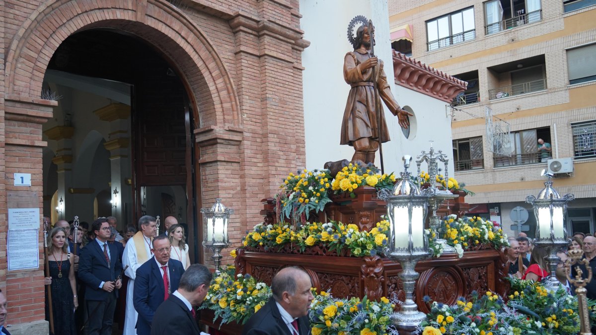 Salida de San Isidro para su procesión por las calles.