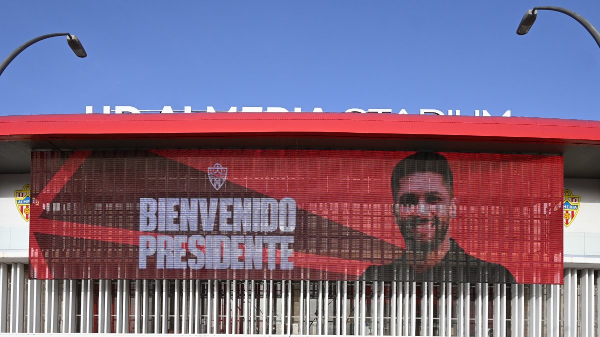 Le toca al nuevo presidente del Almería bautizar y dar valor al Mediterráneo.