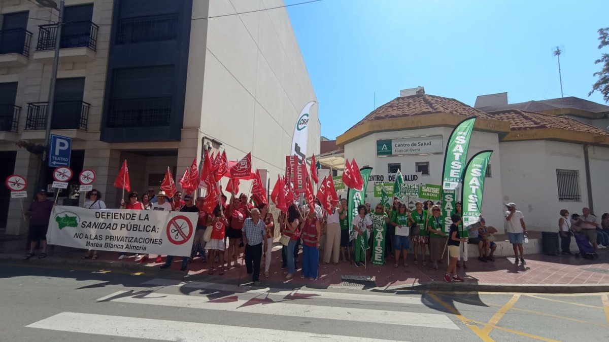 Protestas frente al centro de salud de Huércal-Overa.