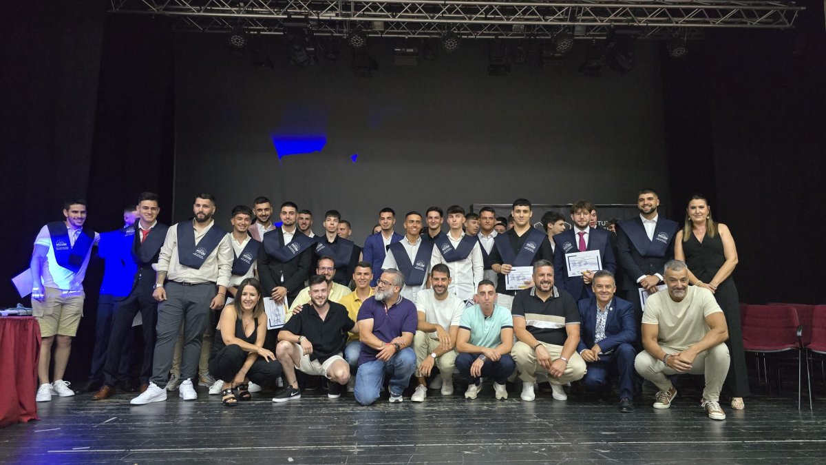 Momento final de la puesta de bandas en el municipio de Gador