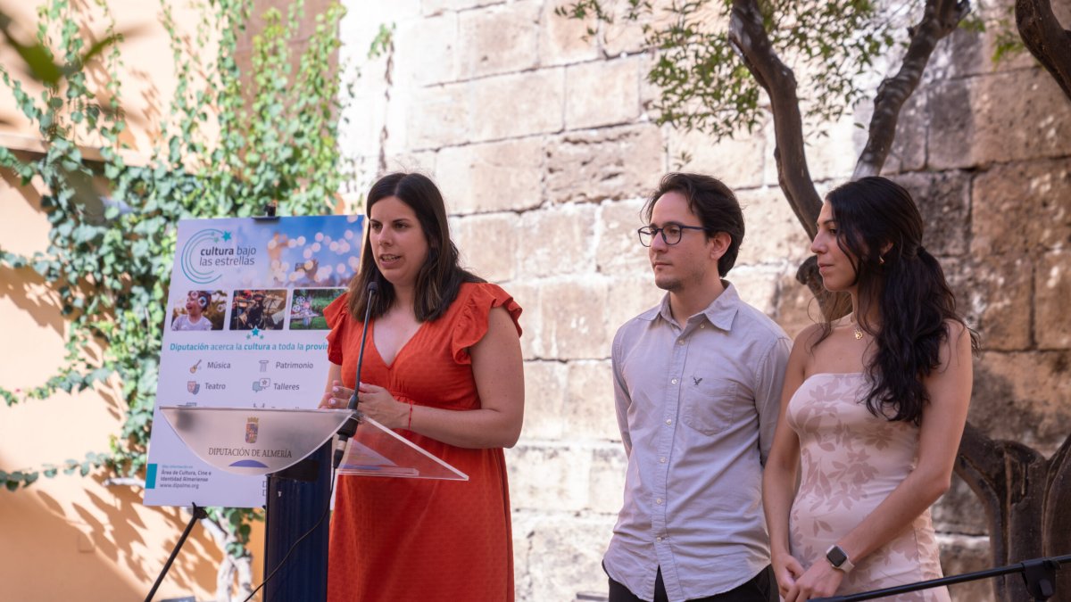 La diputada Almudena Morales presenta el programa 'Cultura bajo las estrellas'.