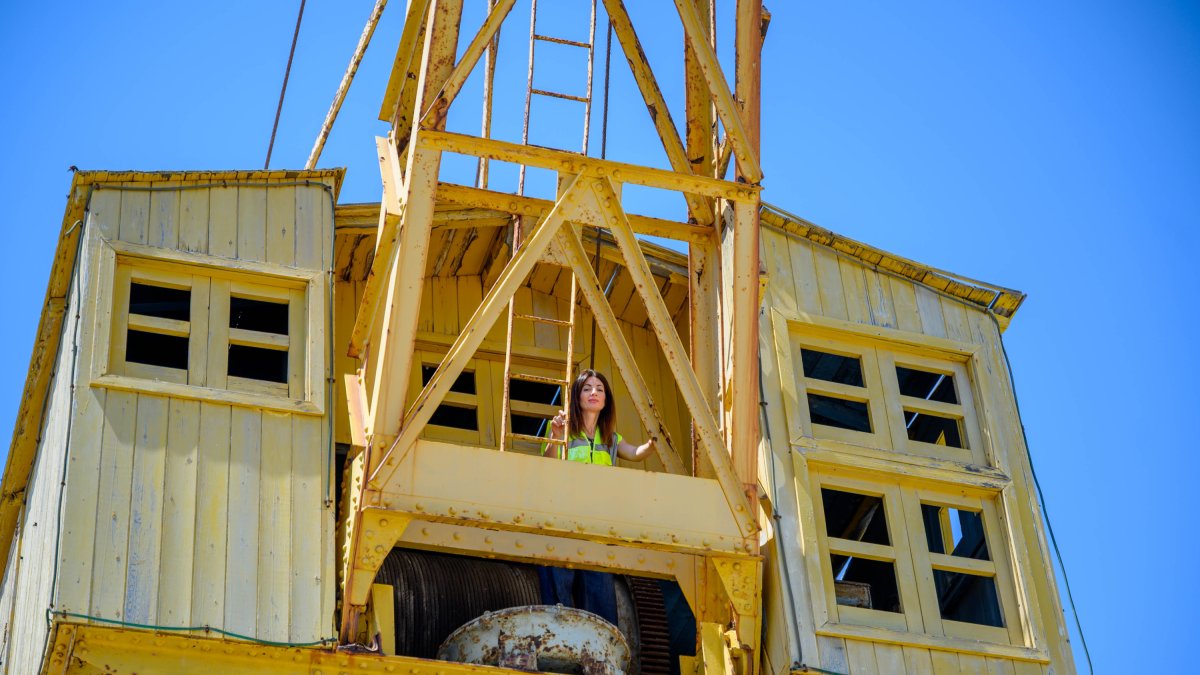 Visita de la presidenta del Puerto de Almería, Rosario Soto, a la grúa Babcok & Wilcox en el Muelle de Ribera I