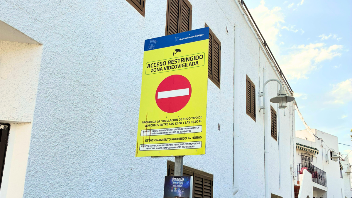 Una señal prohíbe el paso a los coches en una zona de Agua Amarga.