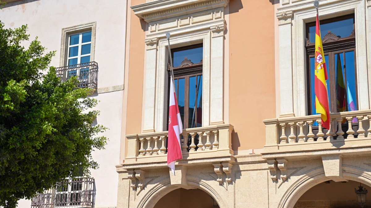 Bandera a media asta en la Plaza Vieja por el asesinato de Josefina.