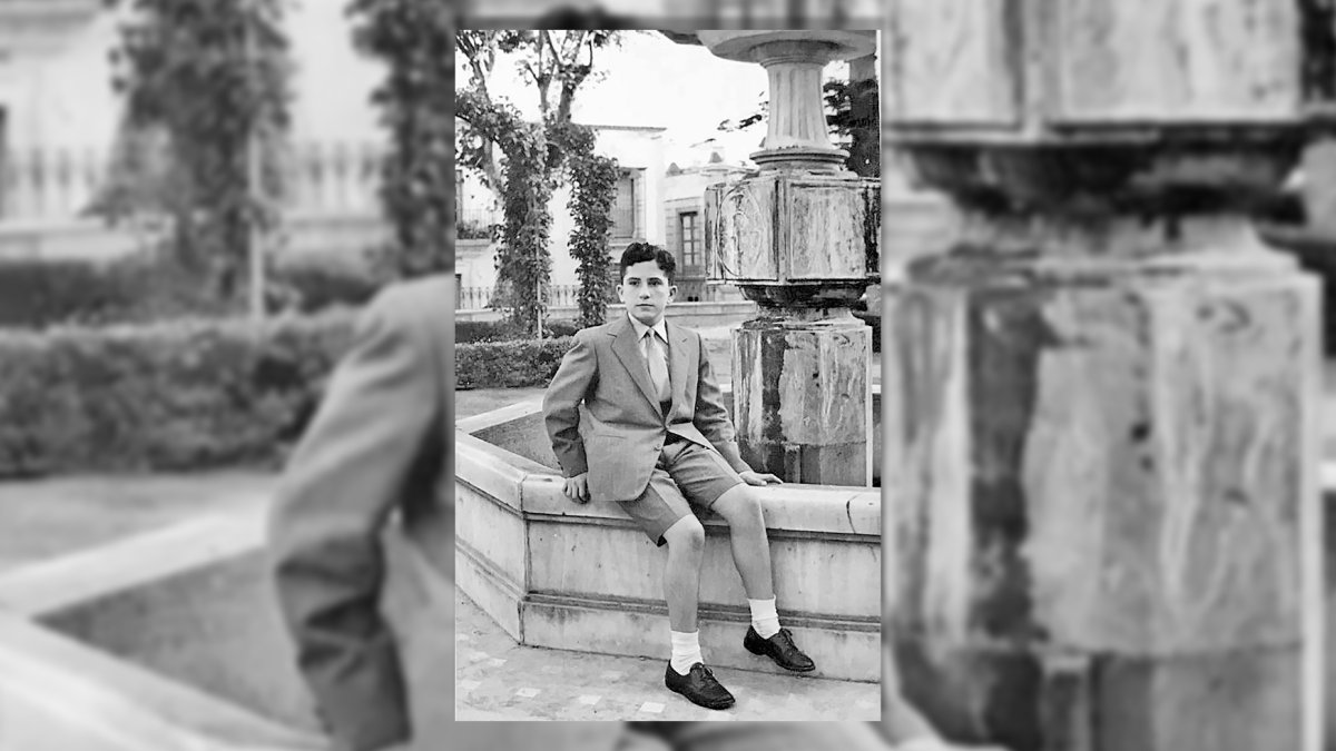 El niño Antonio Pelegrín en la fuente de la Plaza de San Pedro en sus últimos años con pantalón corto, cuando empezaba a rozarle la adolescencia.