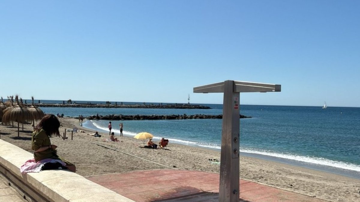Ducha ubicada en una playa urbana de la capital almeriense