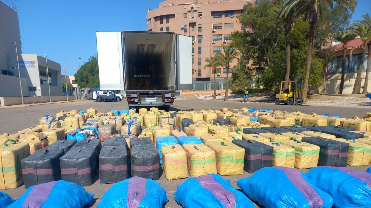 La Policía Nacional ha interceptado 15 toneladas de hachís en un camión procedente de Marruecos.