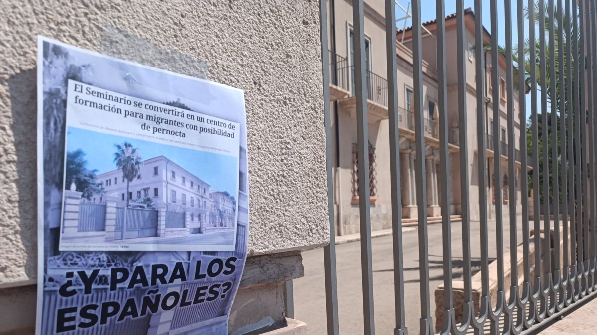 Carteles en protesta por el futuro uso del Seminario para formar a migrantes.