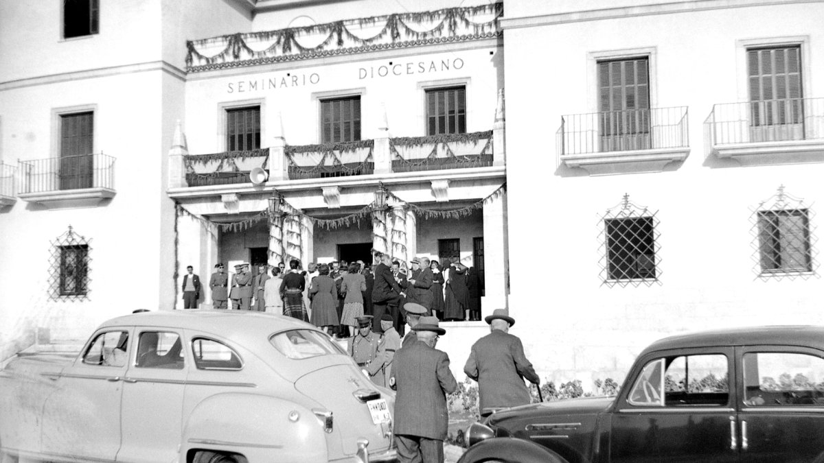 Puerta principal del Seminario Diocesano en la Carretera de Níjar, el día de su inauguración oficial.