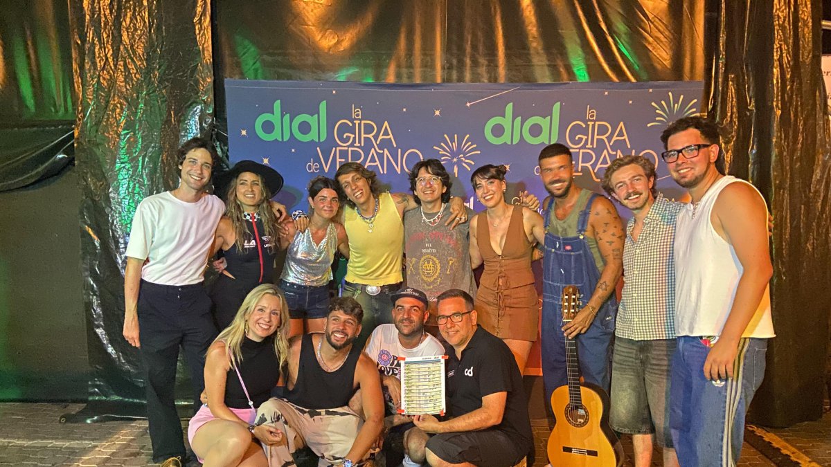 Algunos artistas posan en el 'backstage' junto a sus mánager tras el concierto de la gira de Dial.