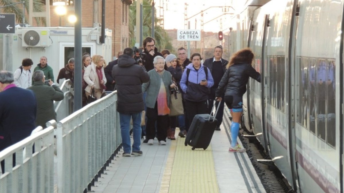 Almerienses subiendo en un tren en la estación