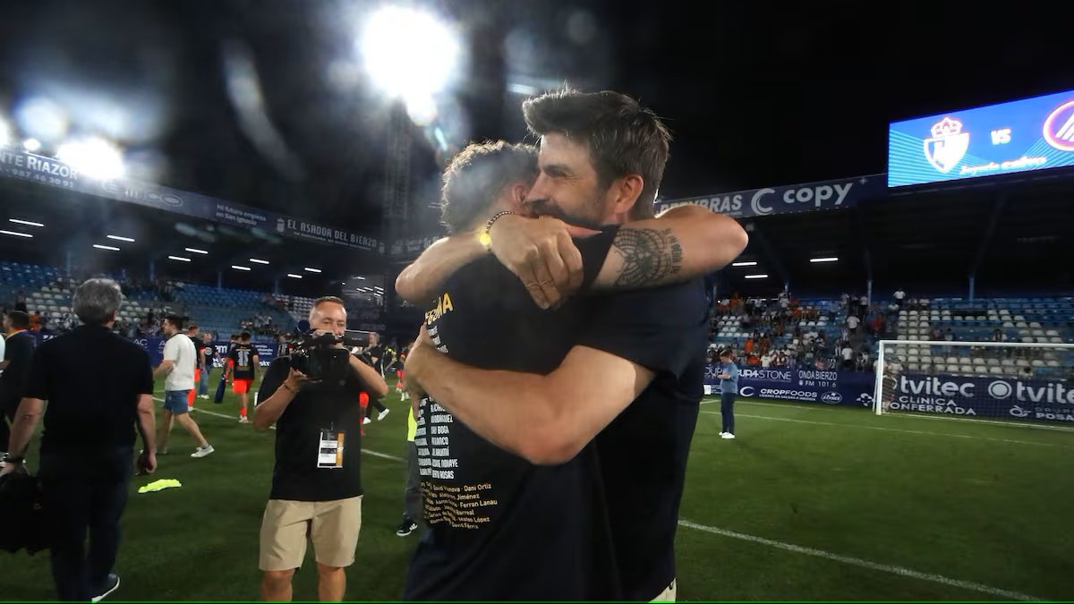 Gerard Pique se abraza a un nuevo ascenso con el Andorra.