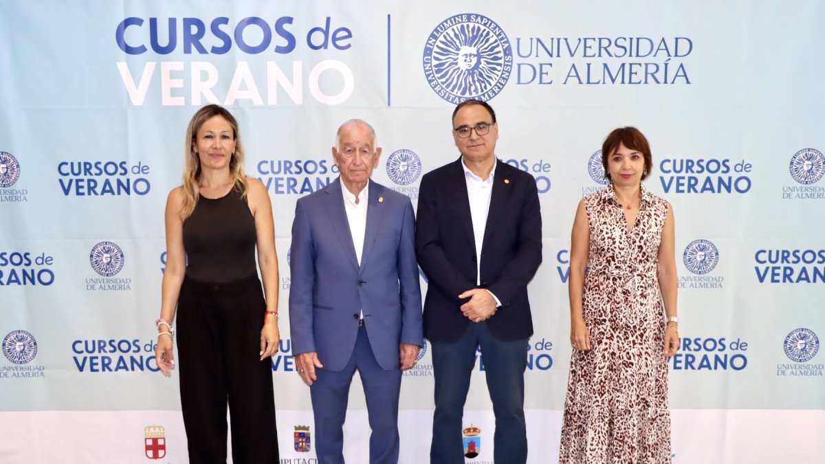 Lourdes García, concejal de Educación de Roquetas, Gabriel Amat, alcalde del municipio, José J. Céspedes rector de la UAL y María del Mar Ruiz, vicerrectora de Cultura.