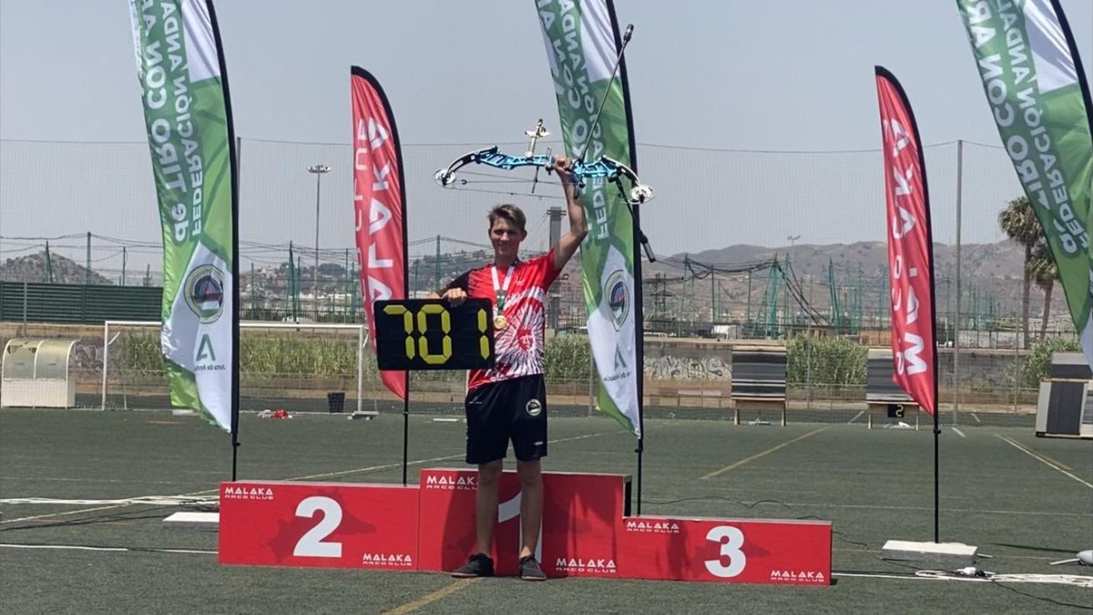 Raphael Amar, deportista del club, tras la consecución del trofeo.