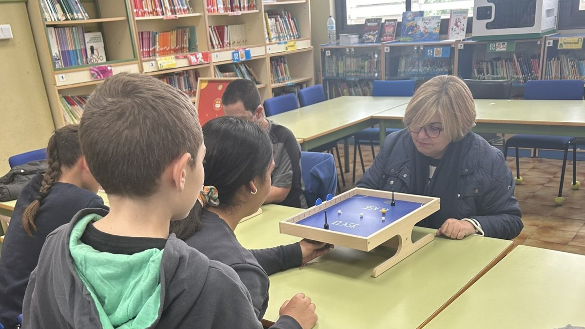 Jugadores de klask en el Centro de Atención al Menor y el CEIP Araceli, de la mano del proyecto de Padre Huelin.