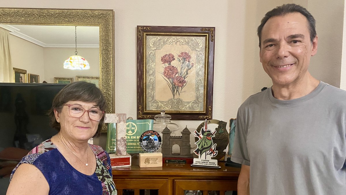 Mari Carmen Requena junto al autor de la entrevista Antonio Hermosa, rodeada de alguno de los trofeos que ha ido cosechando en su carrera deportiva.