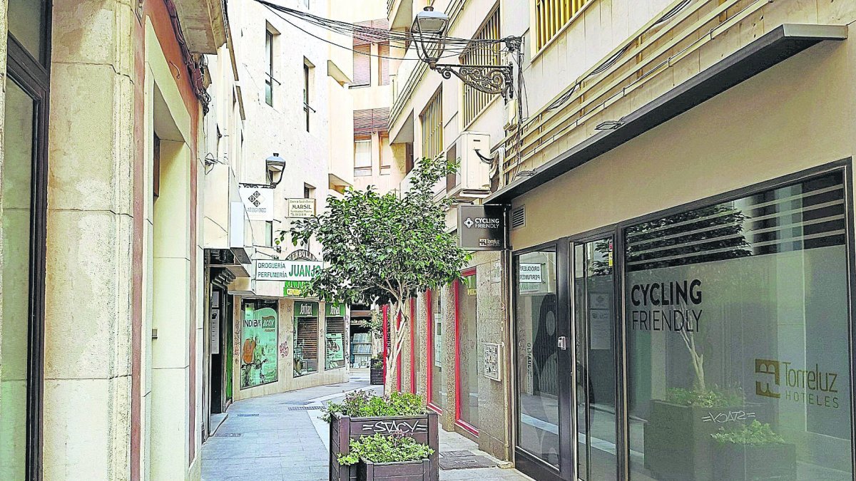 En la Calle Azara siempre hay corriente, como si se hubieran dejado una puerta abierta.