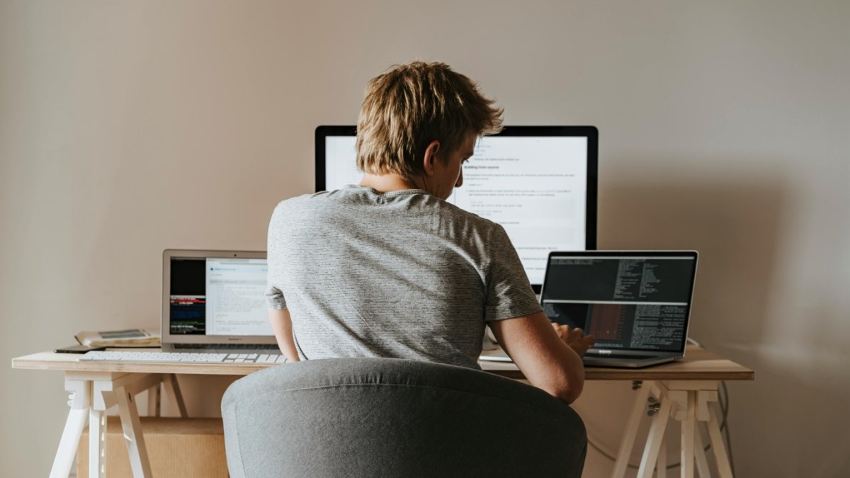 Imagen de una persona teletrabajando.