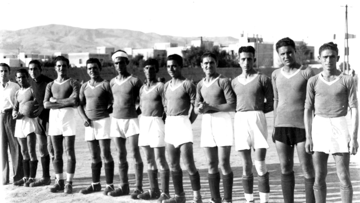 Equipo de la Ferroviaria en el campo de San Miguel en 1944. Como se puede ver a ninguno le sobraba un gramo de peso.