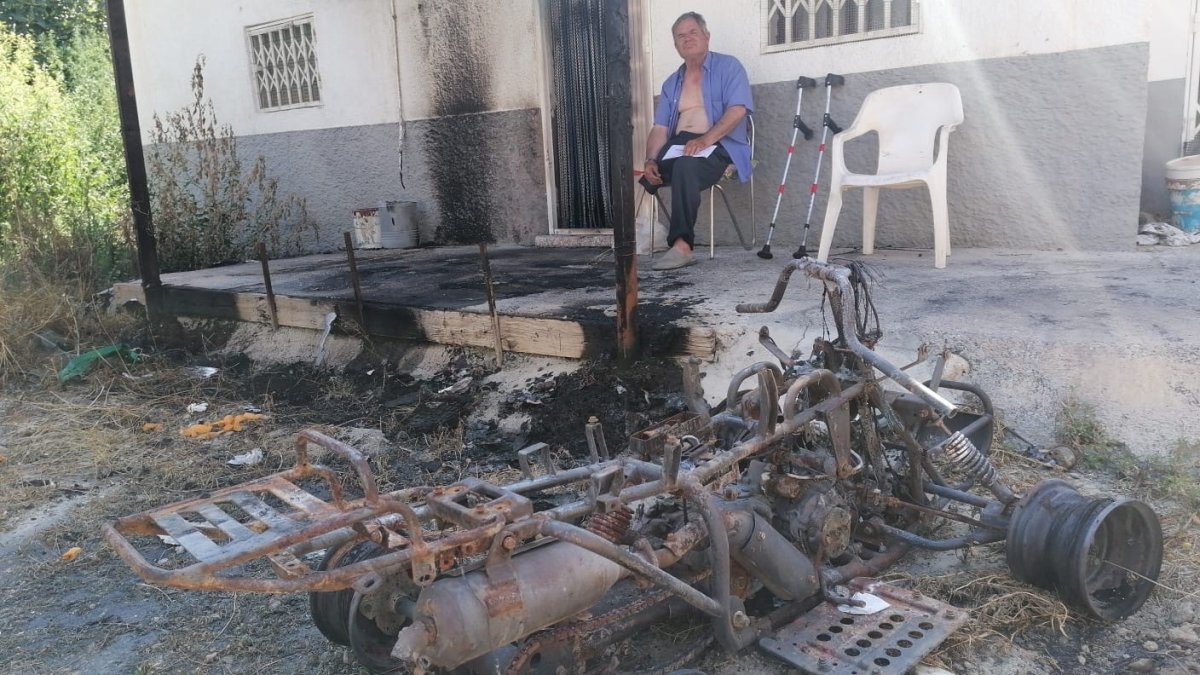 El propietario delante de los rescoldos del fuego.