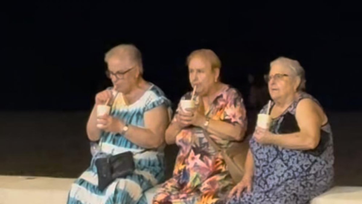 Tres de las cinco hermanas almerienses tomando un granizado en la Playa de El Zapillo