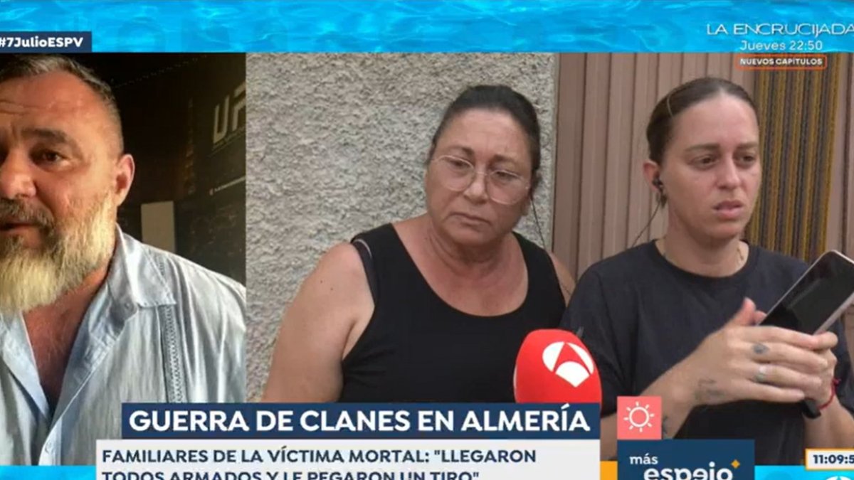 La tia de la víctima Pilar, junto a la hermana, Játiva durante su intervención en Espejo Público.
