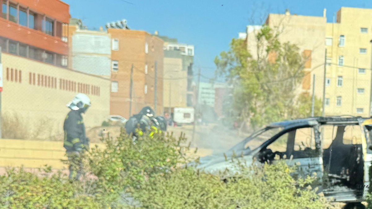 Coche calcinado en Almería capital.