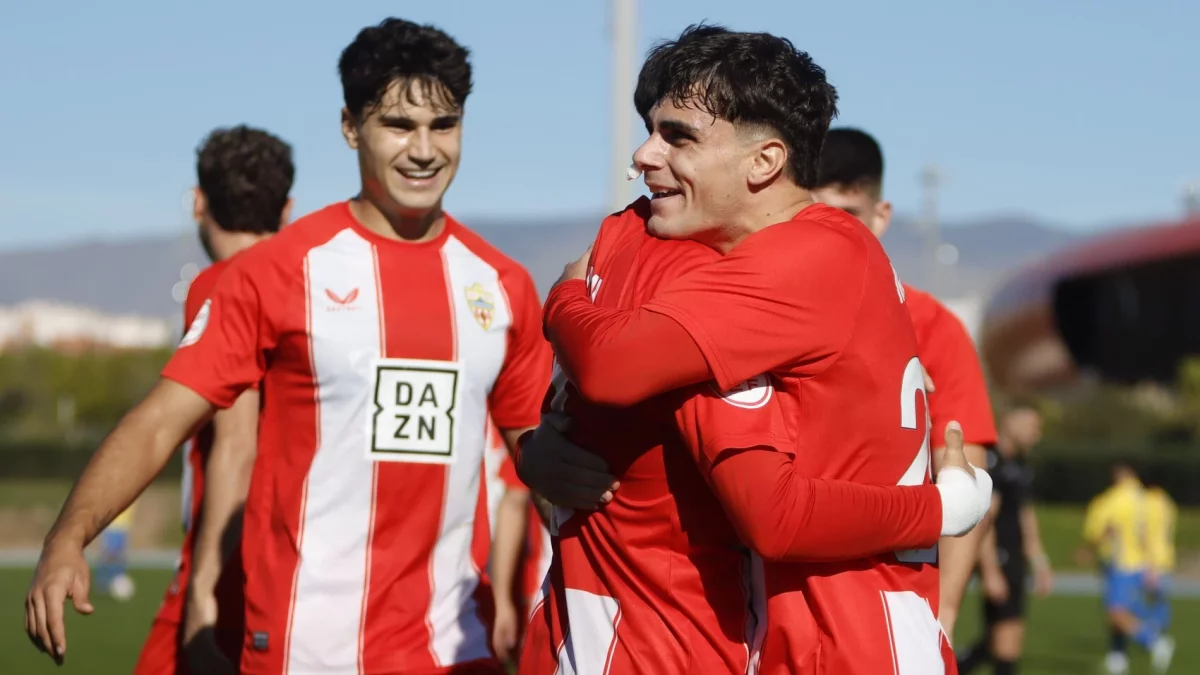 Jugadores del Almería B celebrando un gol en su partido contra el Cádiz Mirandilla.
