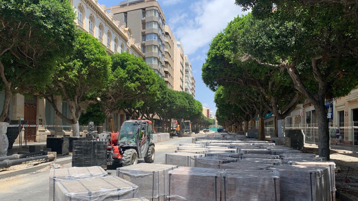 Material esperando ser colocado en el Paseo de Almería