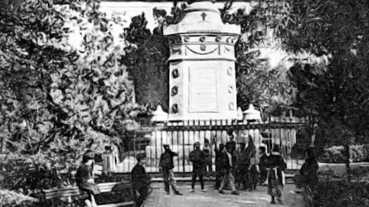 La Plaza Vieja del cenotafio se convirtió a comienzos del siglo veinte en un espacio íntimo y en un lugar de descanso para los vecinos