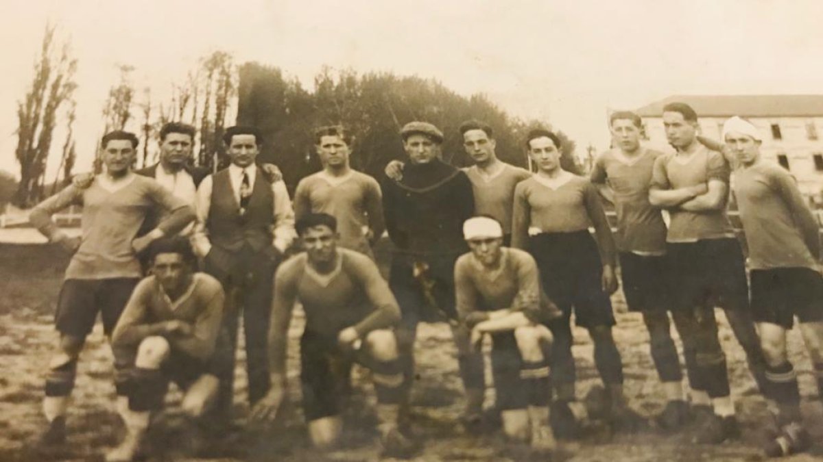 Angelito es el tercero por arriba de derecha a izquierda.