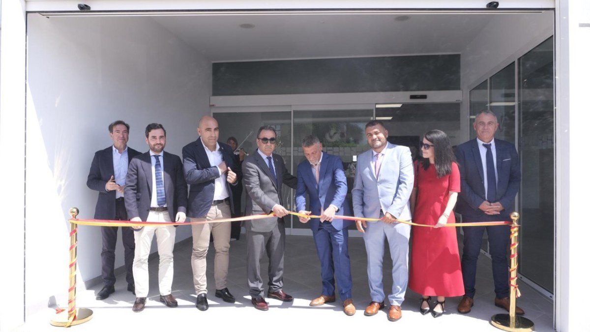 Representantes de la cooperativa La Victoria y autoridades locales durante el acto de inauguración de las nuevas instalaciones en el Cruce de los Palos.