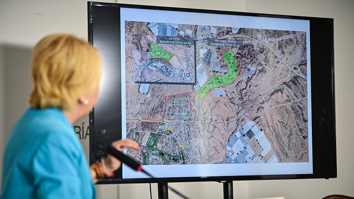 Eloísa Cabrera señalando el suelo para el traslado de las gacelas