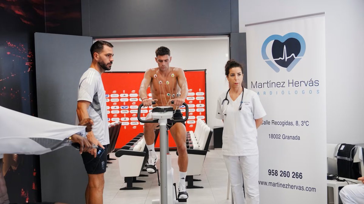 La estrella del Granada pedalea mientras realiza pruebas médicas.