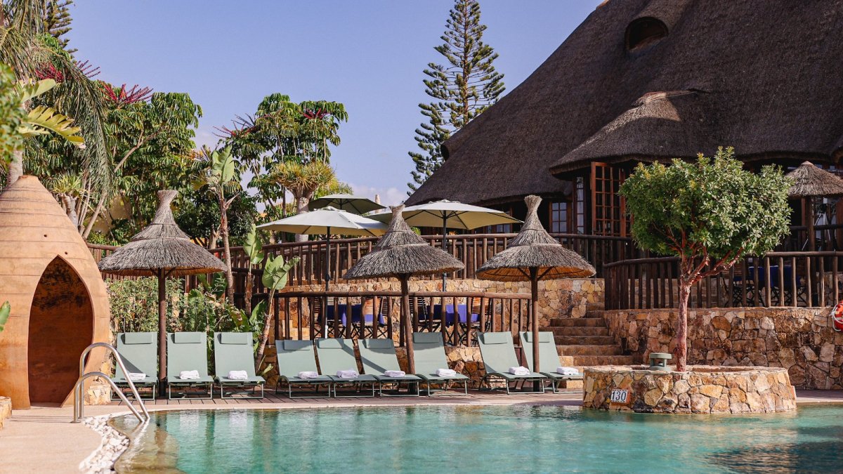 Parte del Club Cocodrilo con la piscina en primer término y la cabaña africana al fondo.