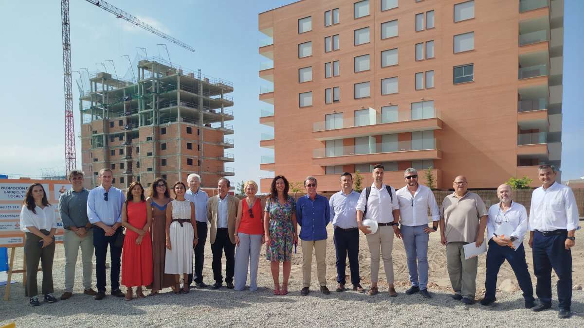 Foto de familia de los participantes en la primera piedra de las VPO