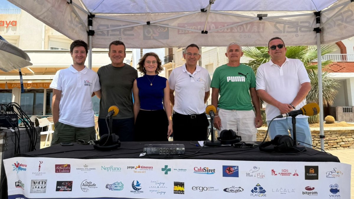 El periodista Guillermo Mirón; el alcalde Salvador Hernández; la brillante estudiante Sara Ruiz; José Venzal, del Restaurante sol y Playa; Francisco Hernández, de la Milla Portuaria y el comercial de La Voz y la SER en el Levante, Olivier Martínez.
