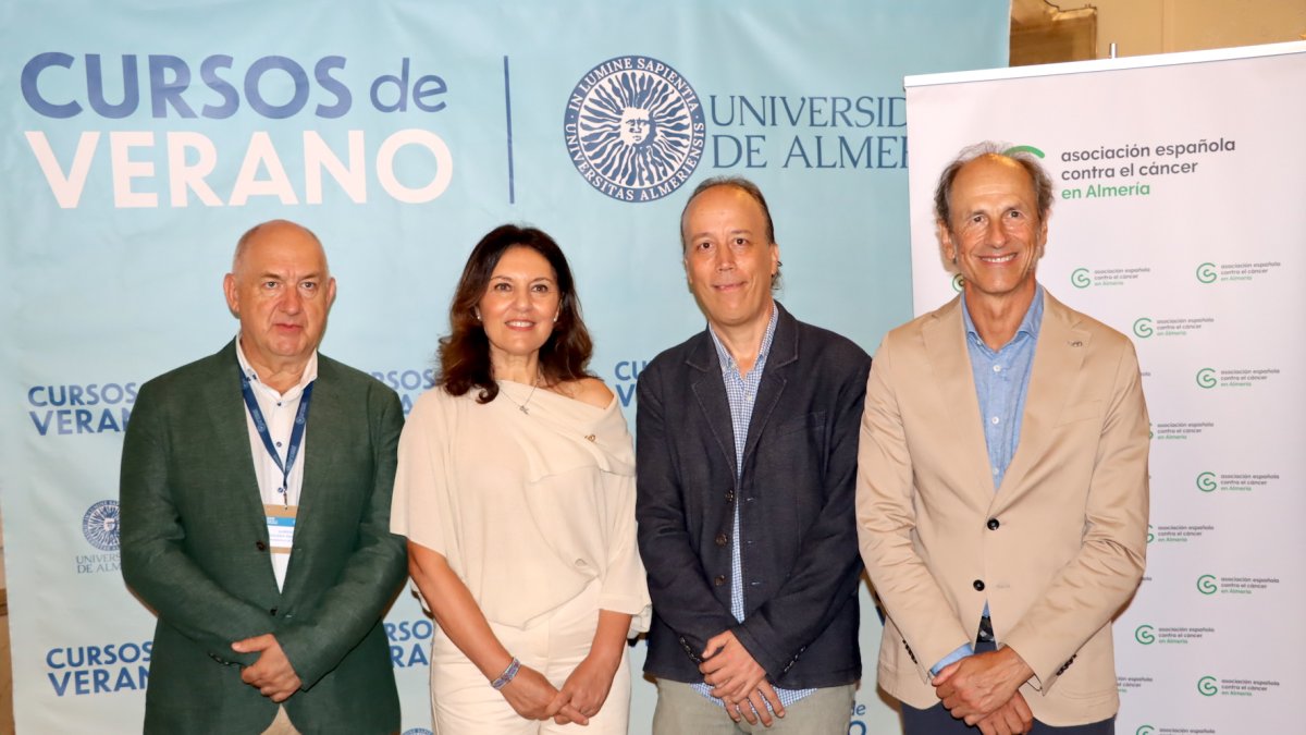 Gabriel Aguilera, Vicerrector de Sostenibilidad, Magdalena Cantero, presidenta de AECC Almería, Philippe Tobler, investigador de la Universidad de Zurich y Andrés Martín, del Instituto esMindfulness.