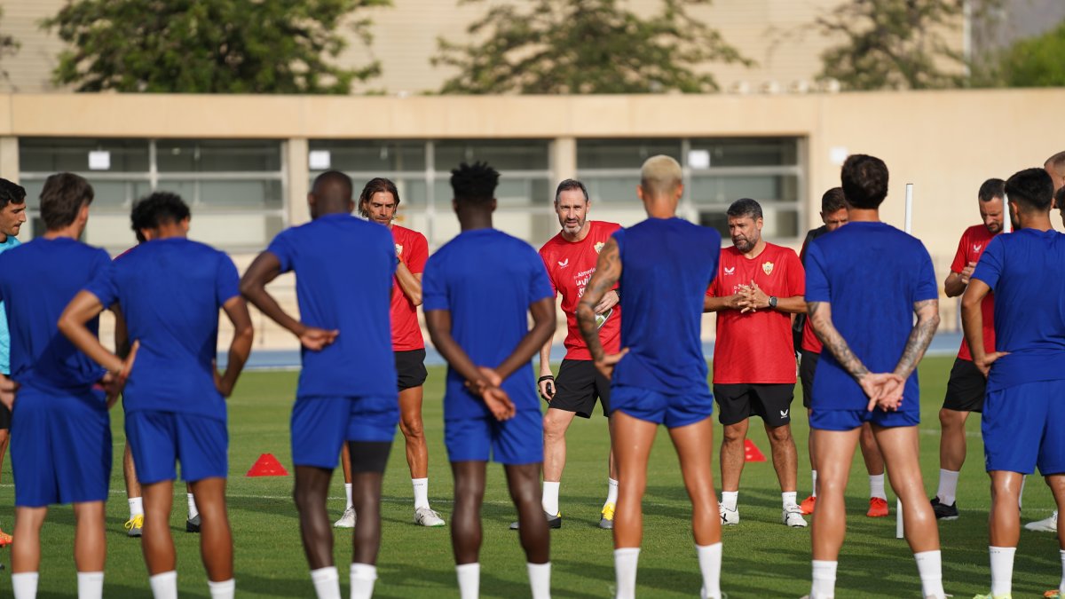 Atentos a la plantilla del Almería porque hay futbolistas válidos para Moreno.