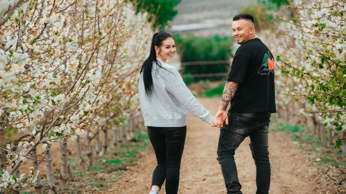 Sorina y Ovidio paseando en su finca: 'La bonita'.