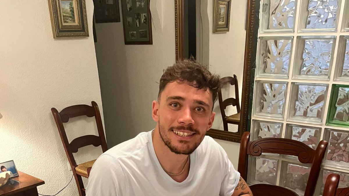 El jugador Manu Hita firmando su contrato con su nuevo equipo.