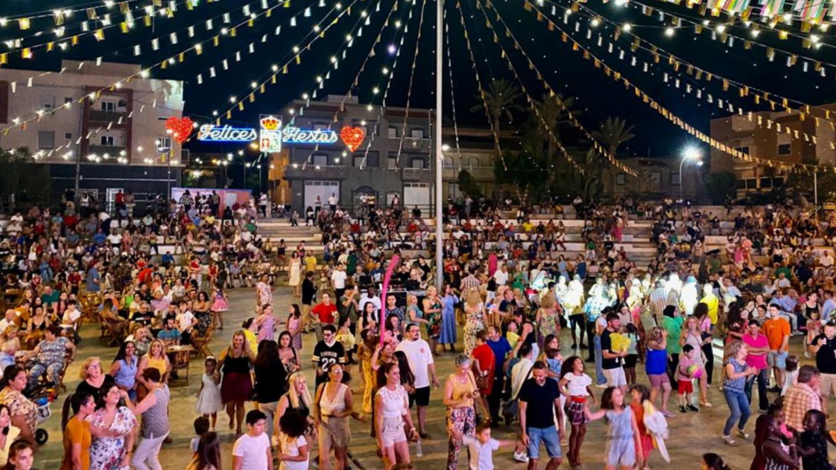 Una noche en las fiestas en honor a la Virgen del Carmen en La Gangosa.
