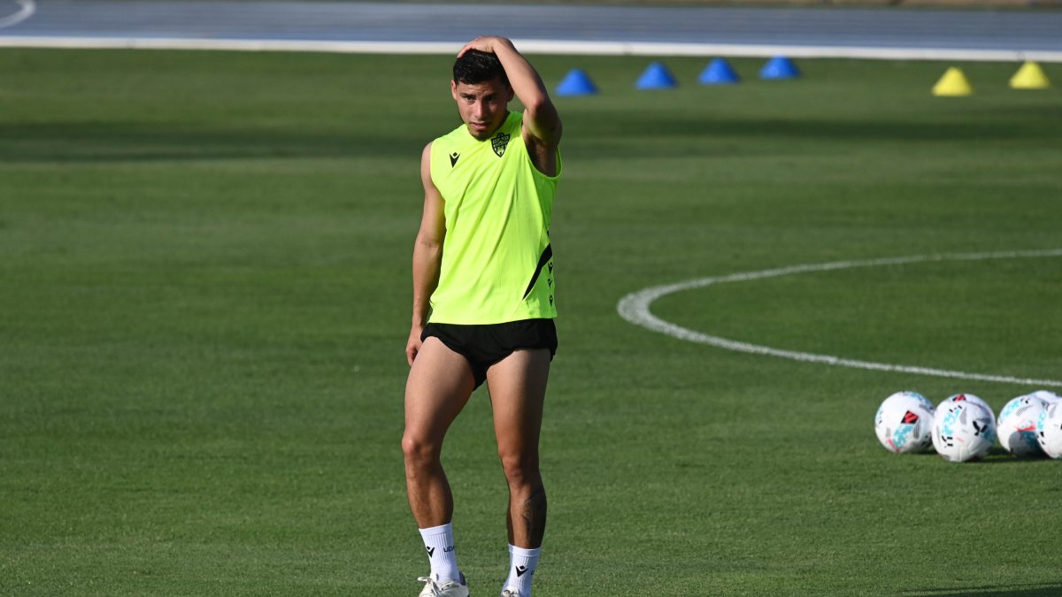 Robertone ha vuelto al trabajo con el Almería pendiente de su futuro.