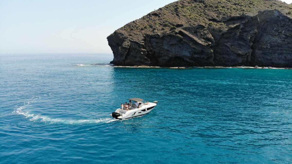 Una de las embarcaciones de Incabodegata mostrando la belleza del Cabo de Gata.