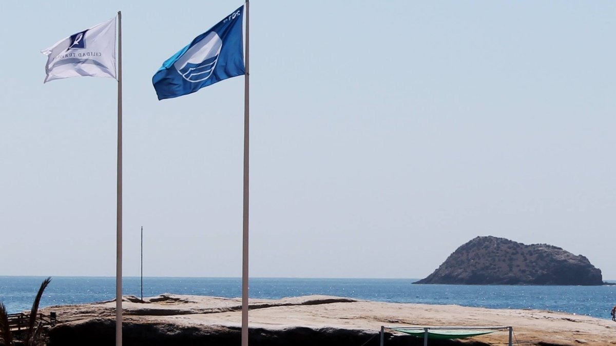 Imagen de San Juan de los Terreros, con el Pichirichi al fondo.