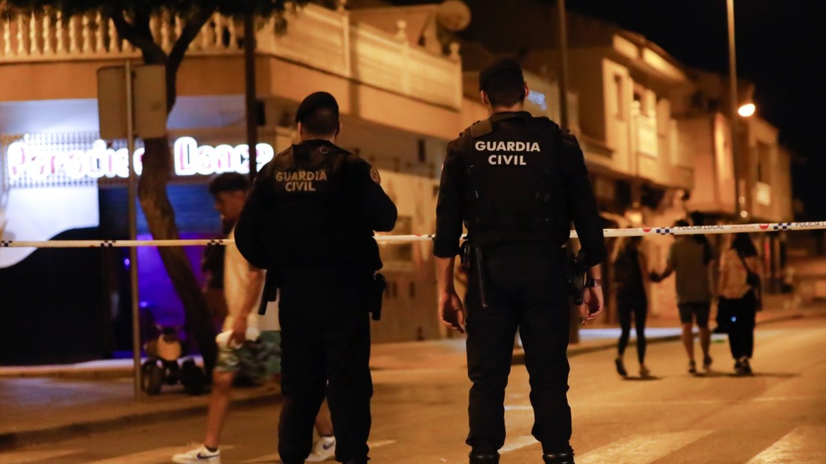 Varios agentes de la Guardia Civil controlan los accesos durante una manifestación no autorizada y promovida por grupos de ultraderecha en redes sociales, a 15 de julio de 2025.