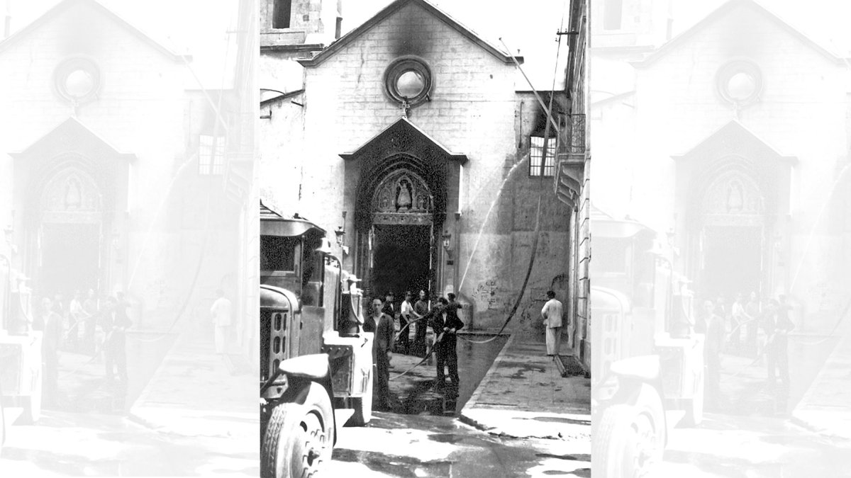 Una brigada municipal sofocando el incendio en la puerta de la iglesia de Santo Domingo en julio de 1936.