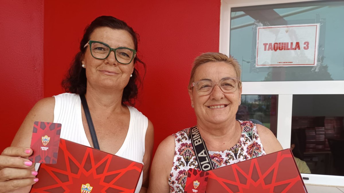 Carmen Ana Callejón y Paqui Giménez, abonadas del Almería.