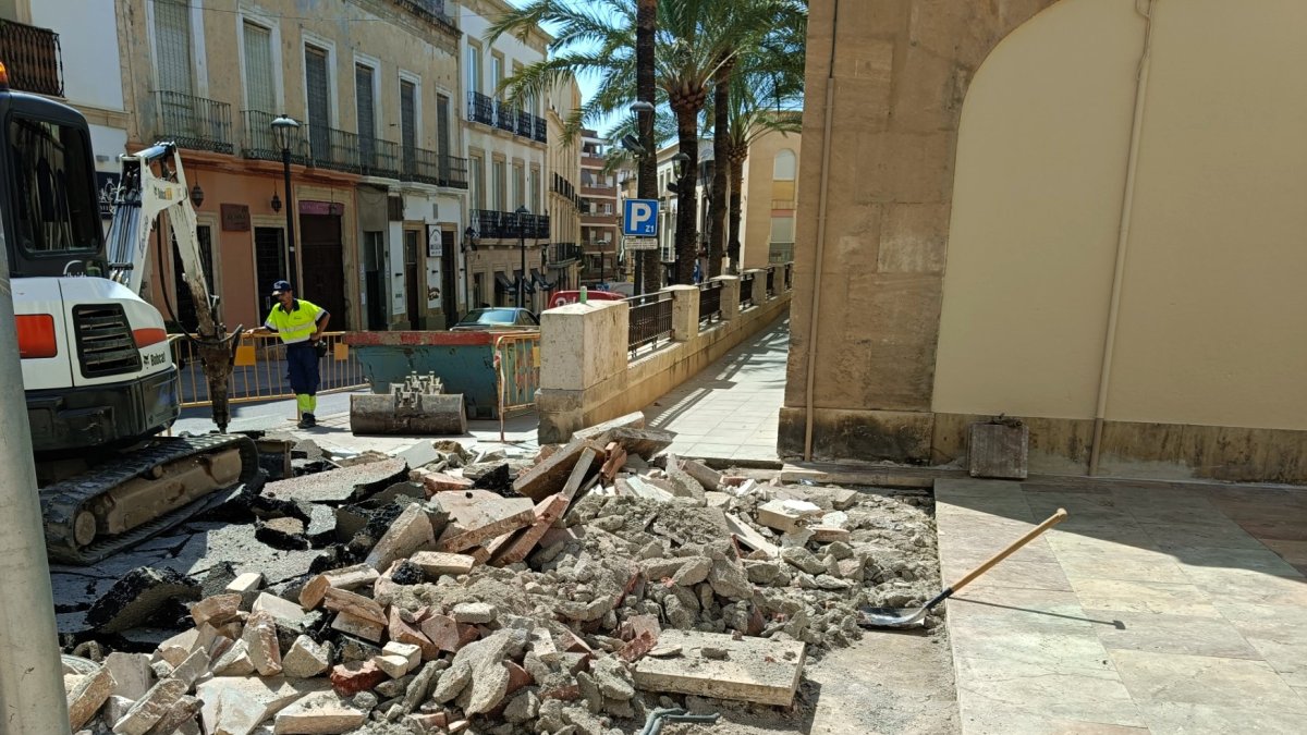 El suelo que pusieron hace poco más de un mes vuelve a ser levantado.